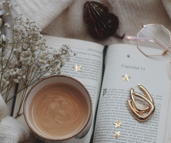 Tasse Kaffee, Buch, Golddekoration, Brille